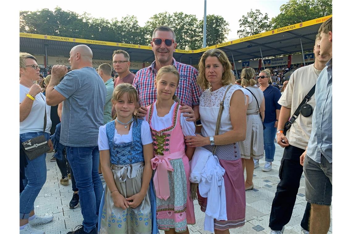 Die Eltern führen ihre Töchter das erste Mal zu einem Konzert aus.