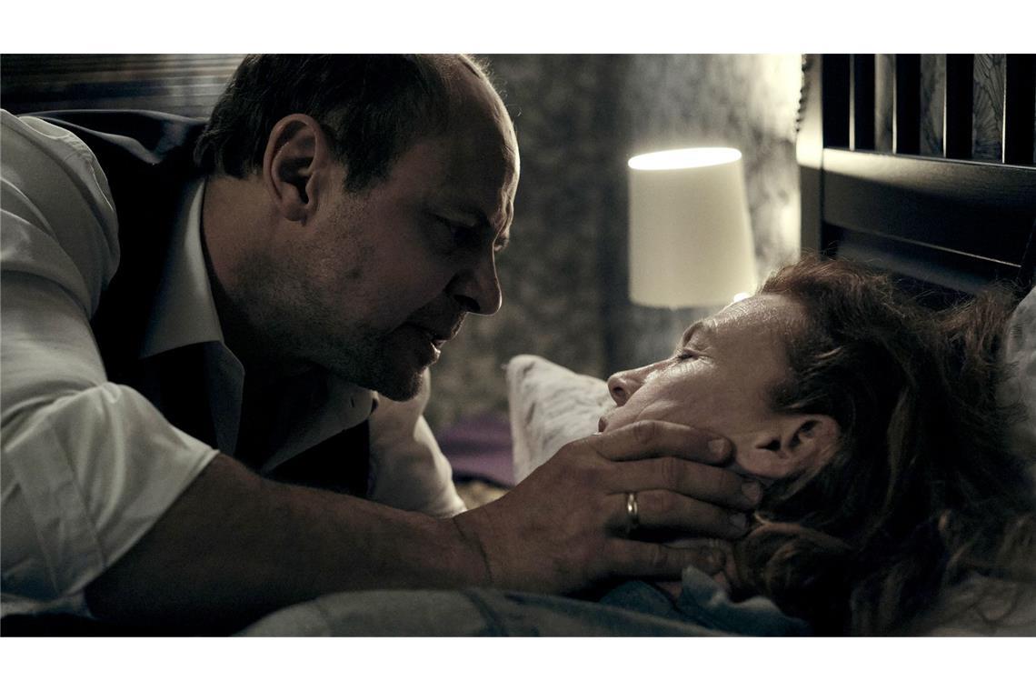 „Lass sie gehen“: Wie war der neue „Tatort“ aus Stuttgart? Die Eltern (Moritz Führmann und Julika Jenkins) der Toten schwanken zwischen Disziplin und Verzweiflung.