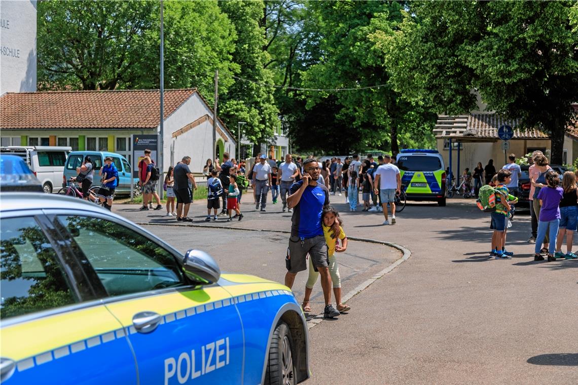 Großeinsatz an zwei Murrhardter Schulen Die Eltern sind froh, wenn sie ihre Kinder in die Arme schließen können. Fotos: Stefan Bossow