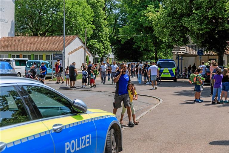 Die Eltern sind froh, wenn sie ihre Kinder in die Arme schließen können. Fotos: Stefan Bossow