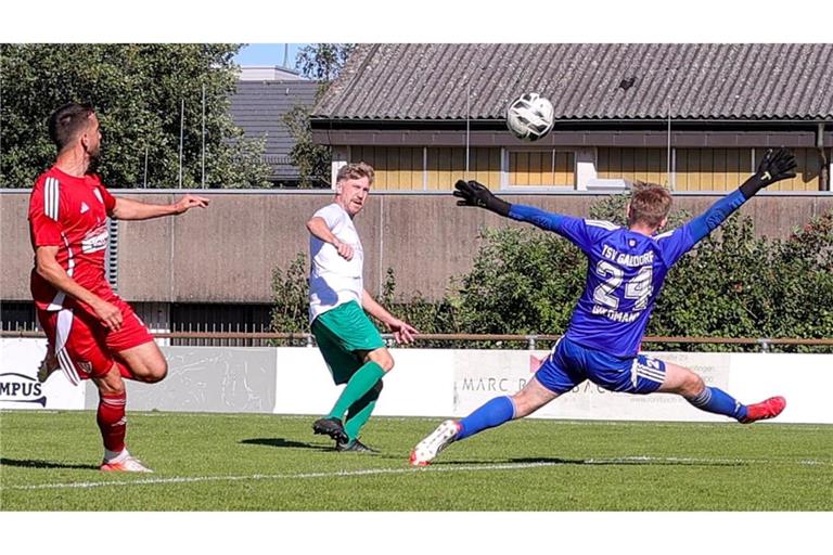 Die endgültige Wende zum Guten für den TSV Heimerdingen: Lars Ruckh (Mi.) hebt den Ball über den Gaildorfer Schlussmann Jonas Goldmann zum 3:3.