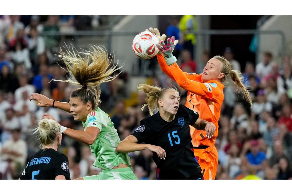 Die englische Torhüterin Hannah Hampton pariert einen Ball während des Halbfinalspiels gegen Italien bei der EM in der Schweiz.