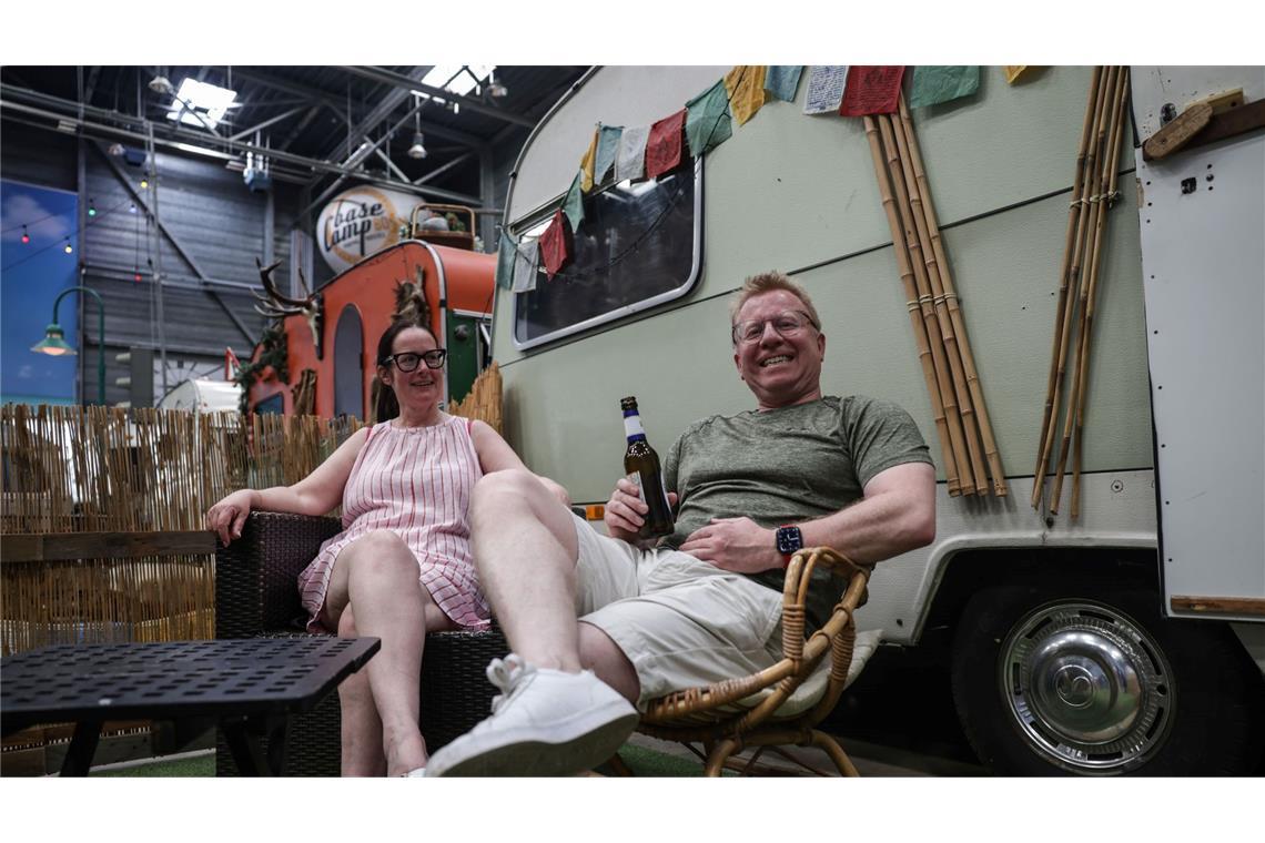 "Schon sehr lustig" - Indoor-Camping im Hochsommer Die englischen Touristen Simon und Anne sind begeistert vom Indoor-Camping in Bonn.