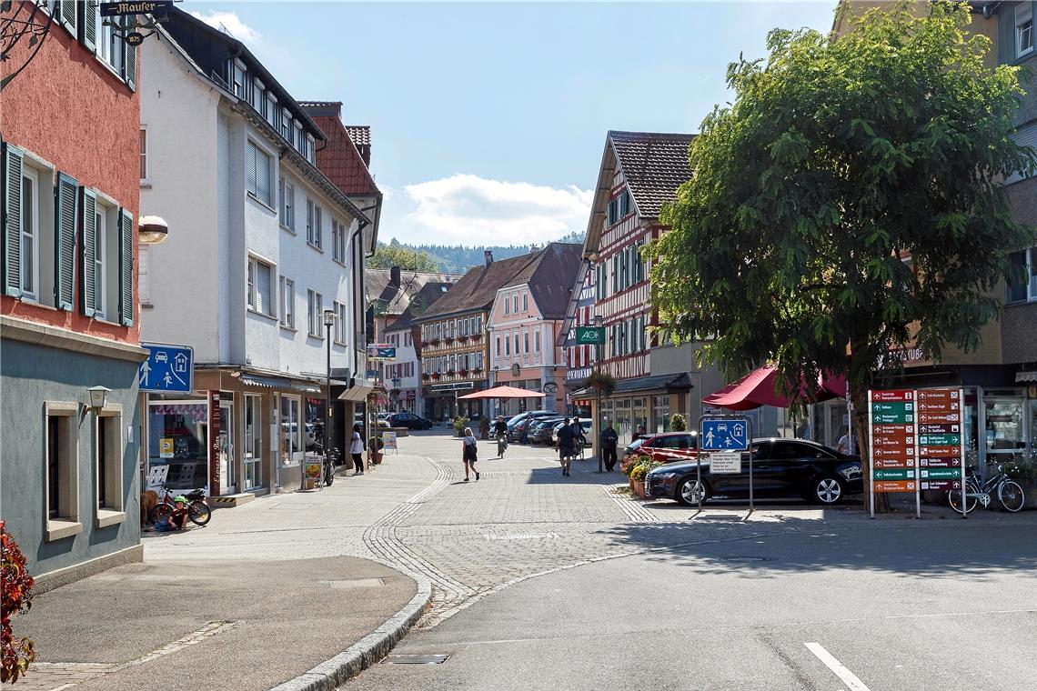Aufhübschung schlägt neuen Verkehrsplan Die Engstelle in der Hauptstraße zwischen Eisdiele und AOK sehen viele als Problem. Aber auch eine Abgrenzung durch Poller im Sinne eines Fußweges an der linken und rechten Seite fand nicht nur Befürworter. Fotos: J. Fiedler
