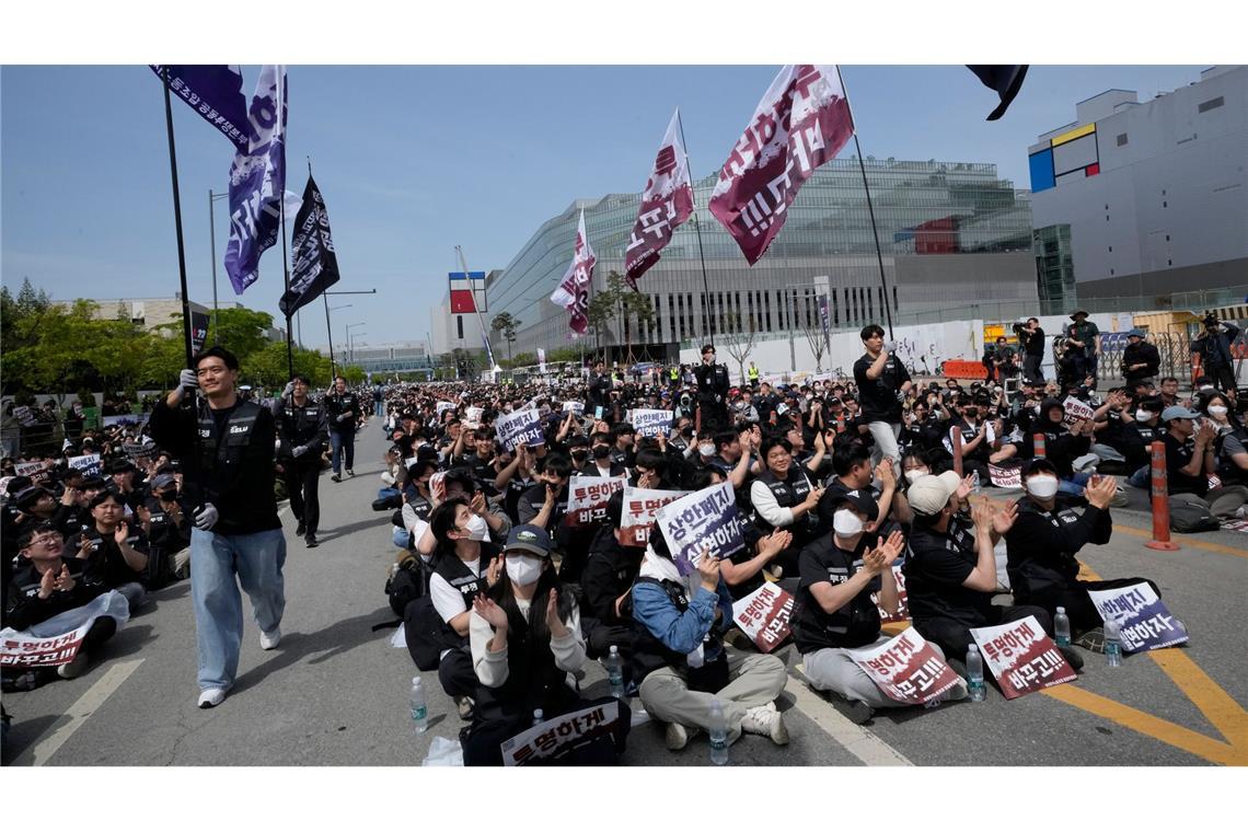 Die enormen Unternehmensgewinne in der Halbleiterbranche haben zu einer Verteilungsdebatte in Südkorea geführt. Die Mitarbeiter der Gewerkschaft von Samsung haben beispielsweise im Frühjahr für höhere Prämien demonstriert.