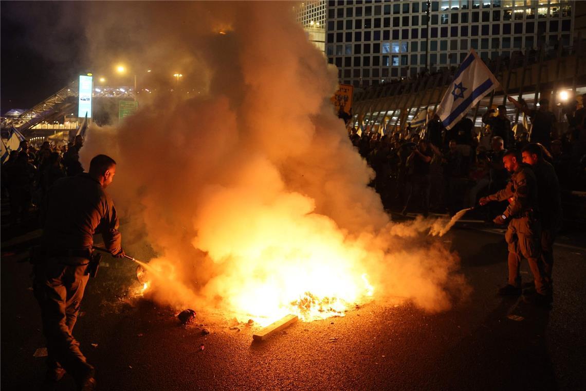 Israels Armee erklärt weitere Hamas-Geisel für tot Die Entlassung des israelischen Verteidigungsminister Joav Galant durch Ministerpräsident Benjamin Netanjahu hat in Israel einen Sturm der Entrüstung ausgelöst.