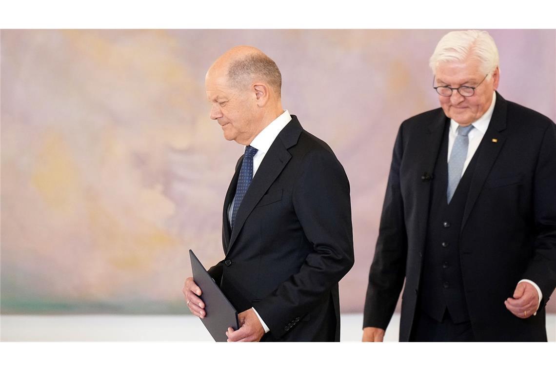 Vom Kanzleramt auf die Hinterbank Die Entlassungsurkunde bekam Scholz schon im Schloss Bellevue. Am Dienstag wird wahrscheinlich sein Nachfolger Friedrich Merz dort seine Ernennungsurkunde erhalten.