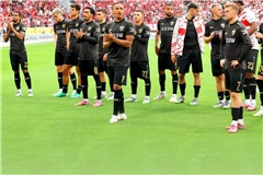 Die enttäuschte VfB-Mannschaft bedankt sich bei ihren Fans für die Unterstützung in Freiburg.