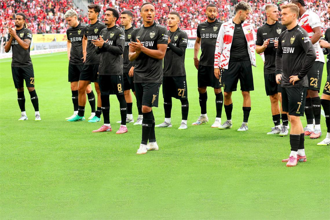 Ein Hang zur Selbstzufriedenheit Die enttäuschte VfB-Mannschaft bedankt sich bei ihren Fans für die Unterstützung in Freiburg.