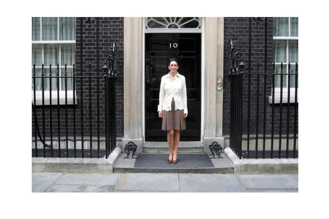 Die Epstein-Vertraute Maxwell ließ sich auch vor dem britischen Regierungssitz in London fotografieren.