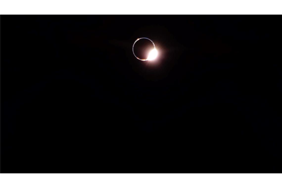 Sonnenfinsternis vom Mond aus fotografiert Die Erde verdeckt die Sonne.