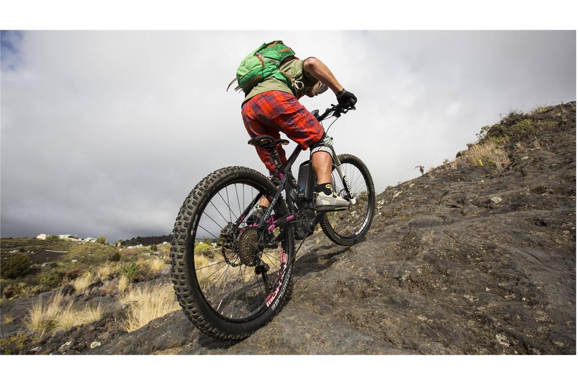 Wie viel Mikroplastik entsteht beim Mountainbike-Radeln? Die Ergebnisse der Bayreuther Studie zeigen, dass Mountainbike-Reifen zwar direkt in der Natur Mikroplastik freisetzen, die Menge jedoch im Vergleich zu motorisierten Fahrzeugen deutlich geringer ausfällt.