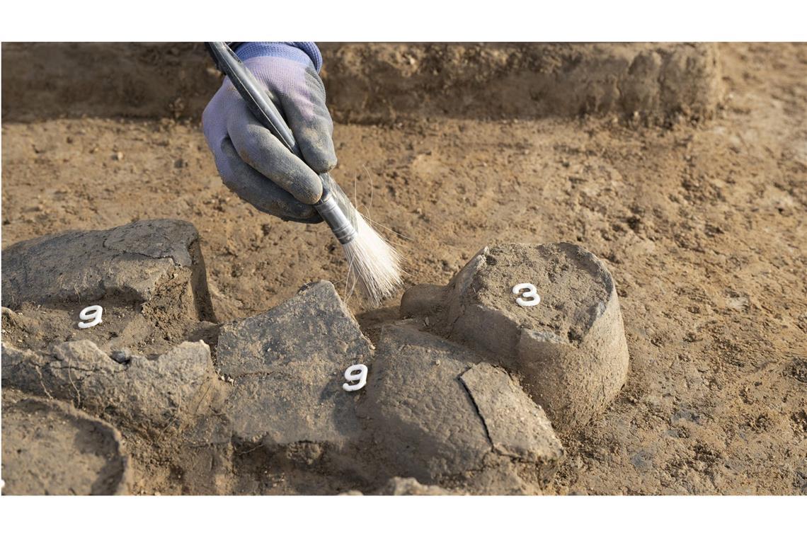 3400 Jahre altes Urnengräberfeld entdeckt Die Erhaltung der Gräber schwankt von vollständig bis, aufgrund der Landwirtschaft, vollkommen zerstört.
