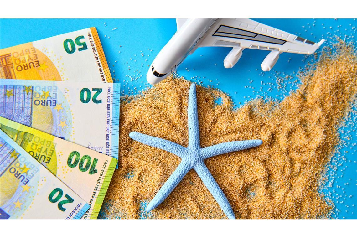 Wann gibt es mehr Geld für Versicherungsangestellte? Die Erhöhung könnte zumindest für einige Urlauber noch rechtzeitig kommen.