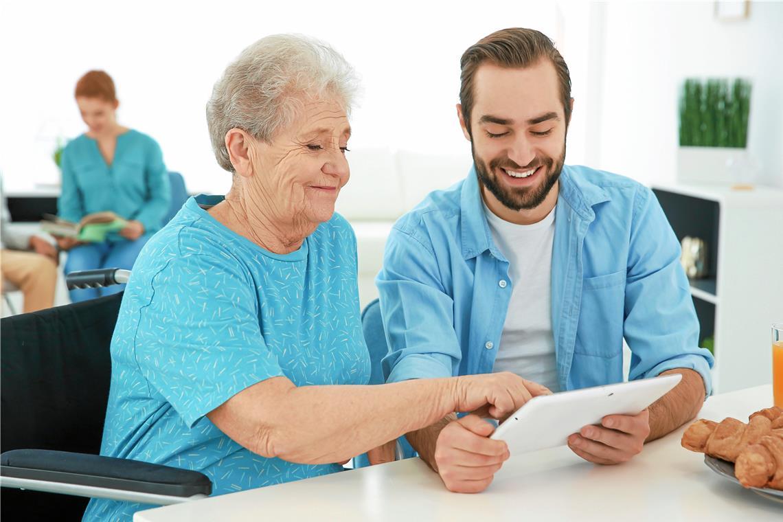 Suppentreff, Digitaltreff und Tandems Die Erich-Schumm-Stiftung möchte Seniorinnen und Senioren bei unterschiedlichen Themen unterstützen. Bei einem Digitaltreff mit Ehrenamtlichen ließen sich beispielsweise einfache Nutzungsfragen klären. Neben den Begegnungen beim Angebot bedeutet das für die Älteren auch, wieder leichter Kontakt per Handy und Tablet aufnehmen zu können. Symbolfoto: Adobe Stock/Africa Studio