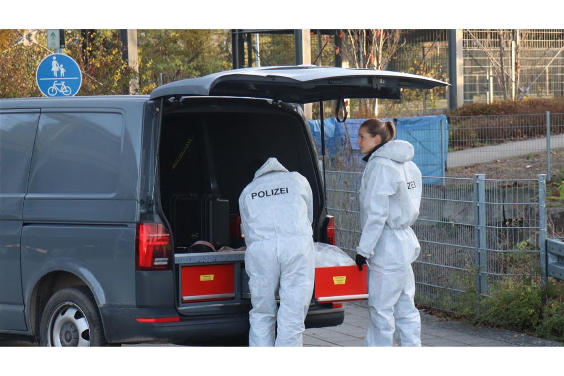 Die Ermittler bei der Spurensicherung.