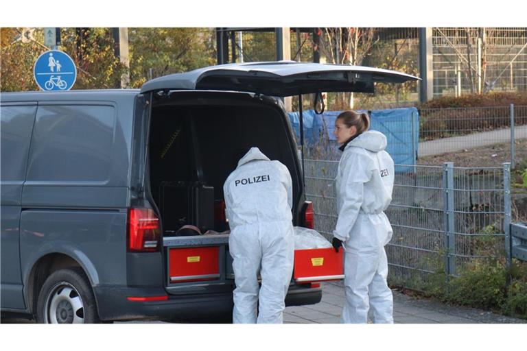 Die Ermittler bei der Spurensicherung.