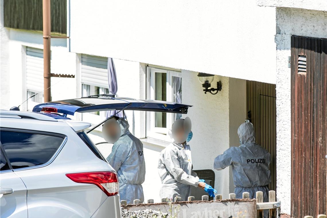 Verfahren wegen Allmersbacher Bluttat beginnt Die Ermittler der Polizei nahmen im Juni die Spuren in der Allmersbacher Wohnung auf, wo sich die Bluttat ereignet hatte. Foto: B. Beytekin