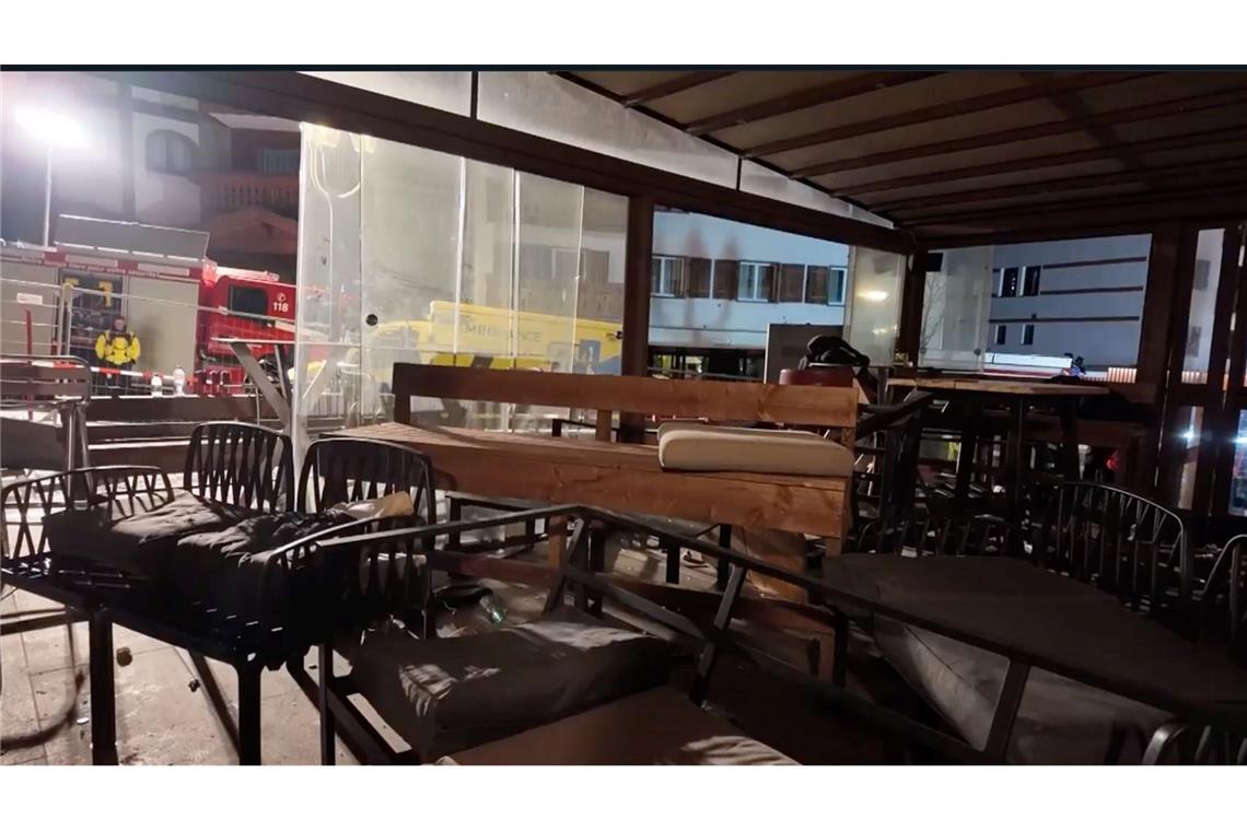 Die Ermittler gehen von einer Explosion aus, die von einem zuvor ausgebrochenen Feuer ausgelöst wurde.