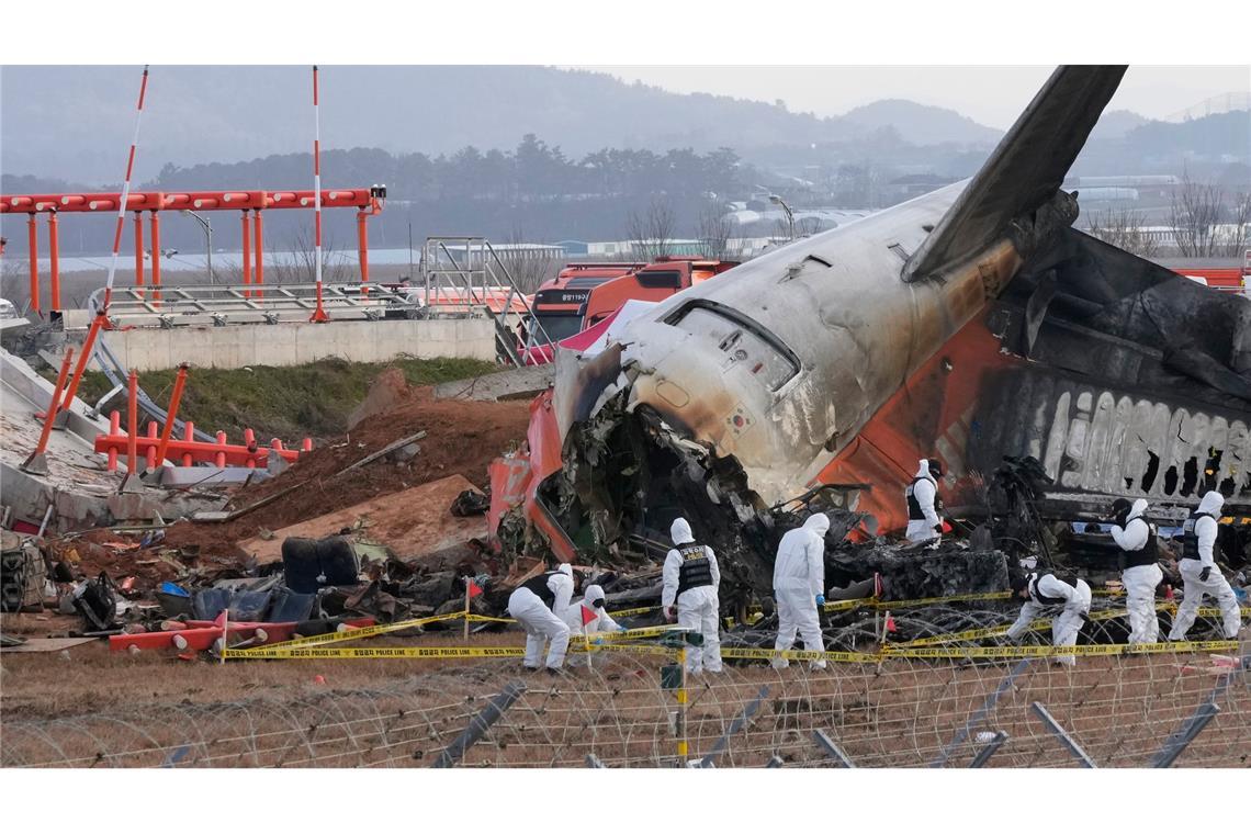 Ermittlungen zum Unglücksflug in Südkorea - Mauer im Fokus Die Ermittler haben bereits beide Flugschreiber gefunden, wobei einer davon beschädigt ist.