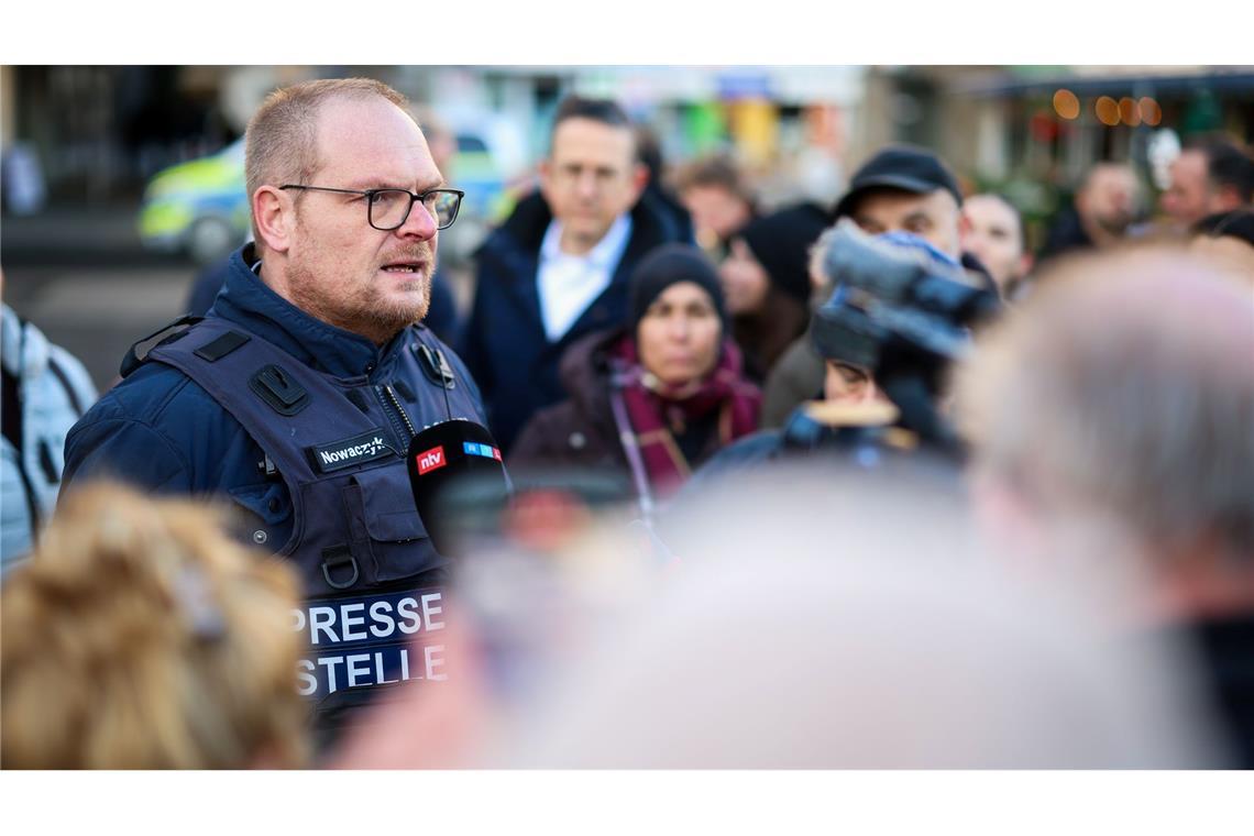 Die Ermittler prüfen Videosequenzen aus einem angrenzenden Parkhaus mit maskierten Personen und zwei Fahrzeugen.