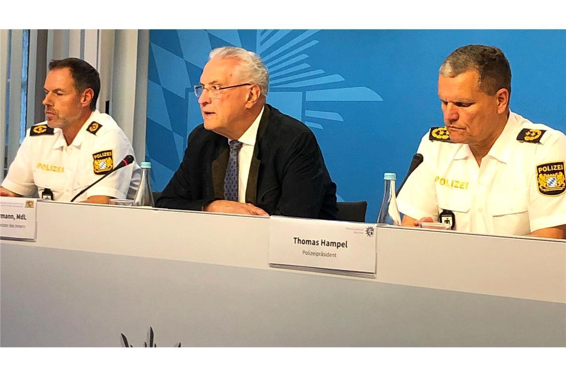 Ausnahmezustand in München: Was wir wissen und was nicht Die Ermittler sehen das Motiv des Täters bisher im familiären Bereich.