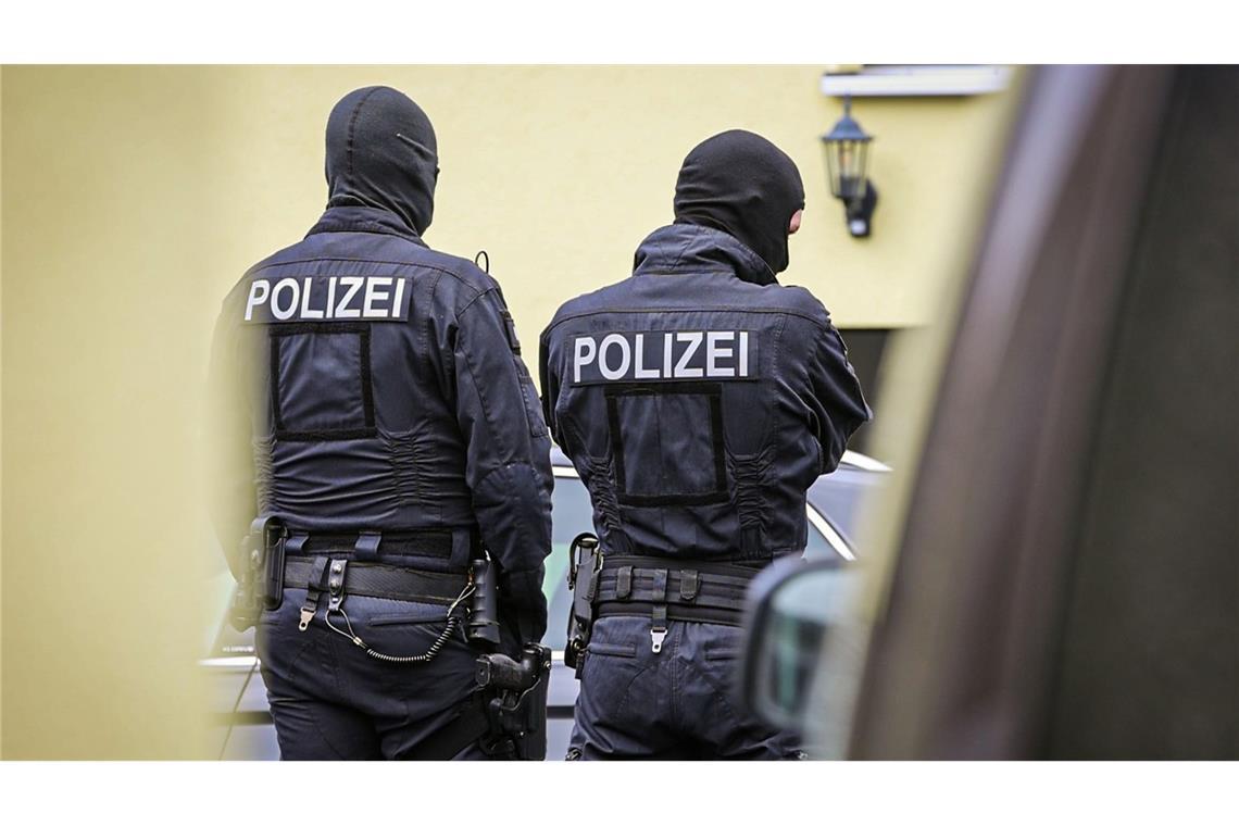 Rechtsradikale Gruppe? Razzia in drei Bundesländern Die Ermittler stellten nach eigenen Angaben mehrere Waffen sicher.