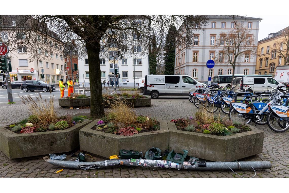 Die Ermittler vermuten eine psychische Erkrankung bei dem Autofahrer.