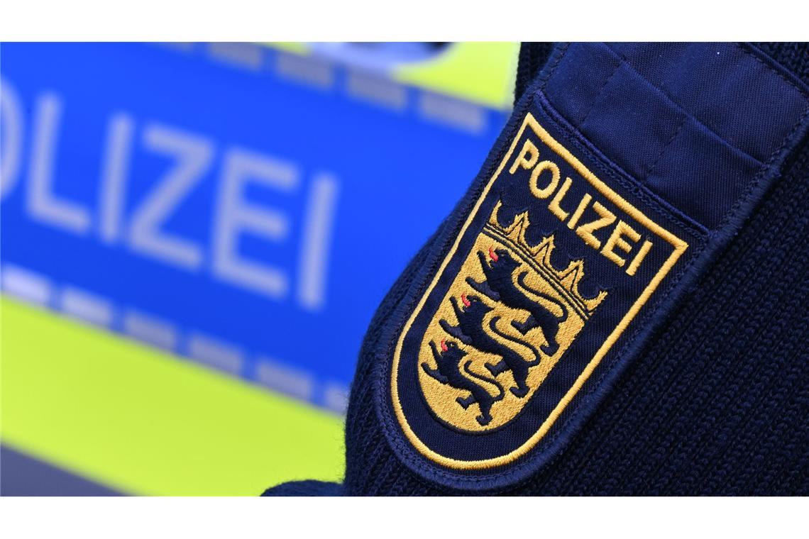 Unbekannte entsorgen krebserregenden Müll auf Grünfläche Die Ermittlungen der Polizei dauer an. (Symbolbild).