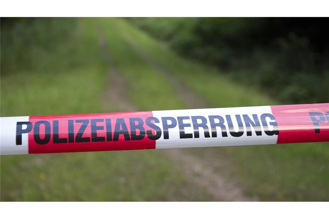 Spaziergängerin findet tote Frau im Wald Die Ermittlungen der Polizei dauern an (Symbolbild).