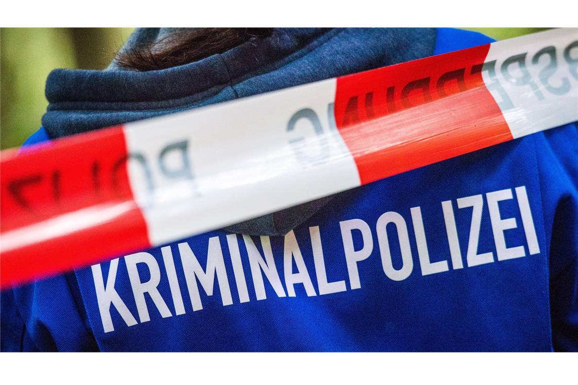 Leiche im Wald gefunden – Staatsanwaltschaft ordnet Obduktion an Die Ermittlungen der Polizei dauern an (Symbolbild).
