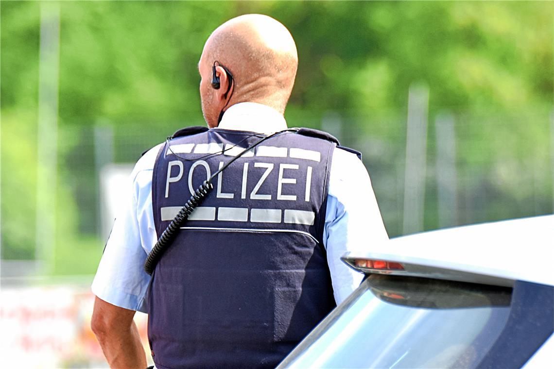 Nach Unfall und Waffenfund: Verdächtiger flieht trotz Handschließen Die Ermittlungen der Polizei dauern an. Symbolfoto: Tobias Sellmaier