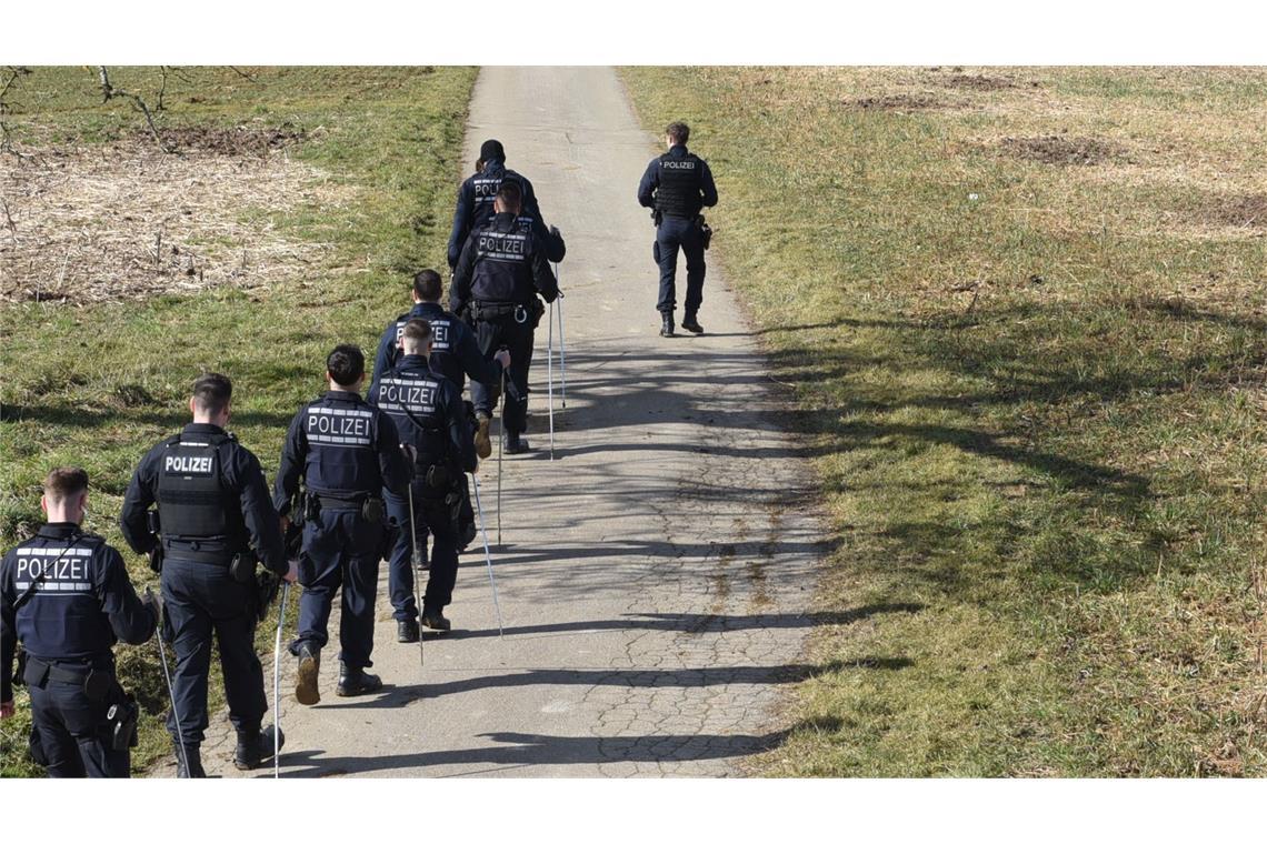 Toter Säugling auf Wiese entdeckt – Identität der Mutter unklar Die Ermittlungen der Polizei laufen.