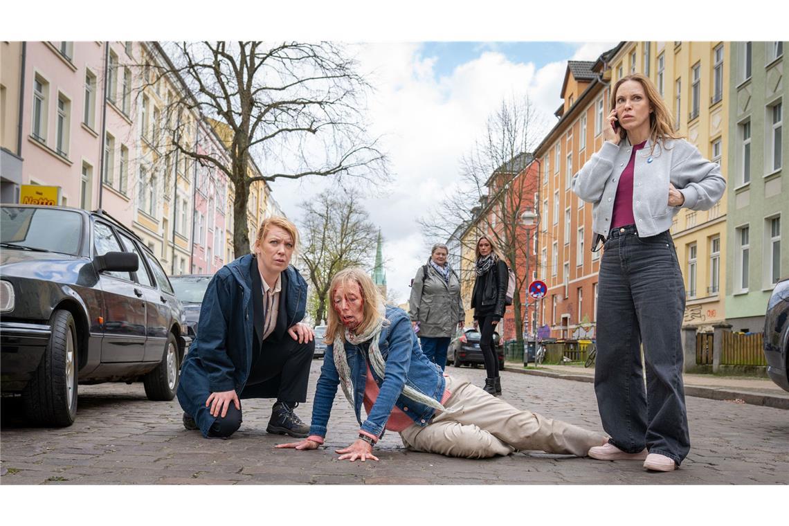 Die Welt ist kaputt – So düster wird es bei „Tu es!“ Die Ermittlungen spitzen sich dramatisch zu, nachdem die Mutter eines Schülers (Kristina Pauls) vor der Schule zusammengeschlagen wurde.