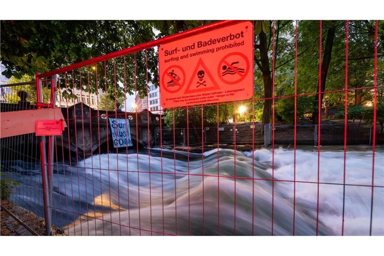 Die Ermittlungen zum Unfalltod einer Surferin auf der Münchner Eisbach-Welle sind abgeschlossen. (Archivbild)