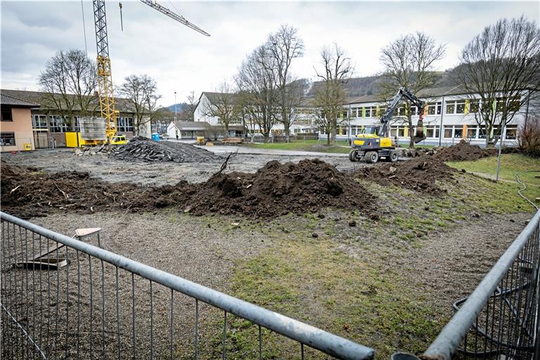 Die Erschließungsarbeiten für die neue Sporthalle sind abgeschlossen, nun geht die Rohbauphase los. Die Fertigstellung ist im Herbst 2023 geplant. Foto: A. Becher