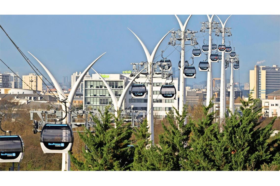 Die erste Seilbahnverbindung im Großraum Paris ist seit Ende letzten Jahres in Betrieb. Stuttgart debattiert ausführlich über das Für und Wider einer solchen Lösung.