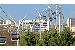Die erste Seilbahnverbindung im Großraum Paris ist seit Ende letzten Jahres in Betrieb. Stuttgart debattiert ausführlich über das Für und Wider einer solchen Lösung.
