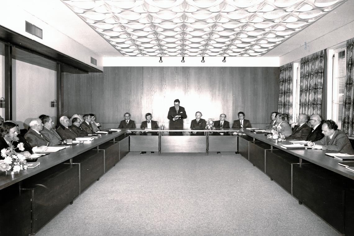 Die erste Sitzung nach der Gemeinderatswahl 1975, hinten in der Mitte ist Bürgermeister Helmut Götz zu sehen. Fotos: Stadtarchiv Murrhardt.