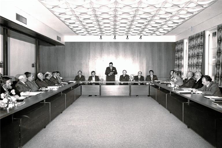 Die erste Sitzung nach der Gemeinderatswahl 1975, hinten in der Mitte ist Bürgermeister Helmut Götz zu sehen. Fotos: Stadtarchiv Murrhardt.