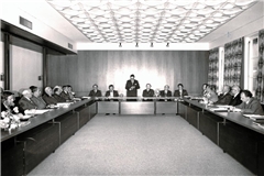 Die erste Sitzung nach der Gemeinderatswahl 1975, hinten in der Mitte ist Bürgermeister Helmut Götz zu sehen. Fotos: Stadtarchiv Murrhardt.