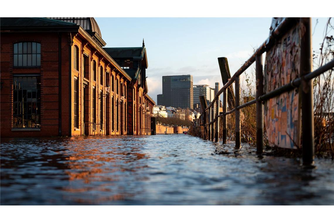 Sturm sorgt für Schäden im Norden und bringt Wassermassen Die erste Sturmflut des Jahres wurde am Fischmarkt in Hamburg gemessen.