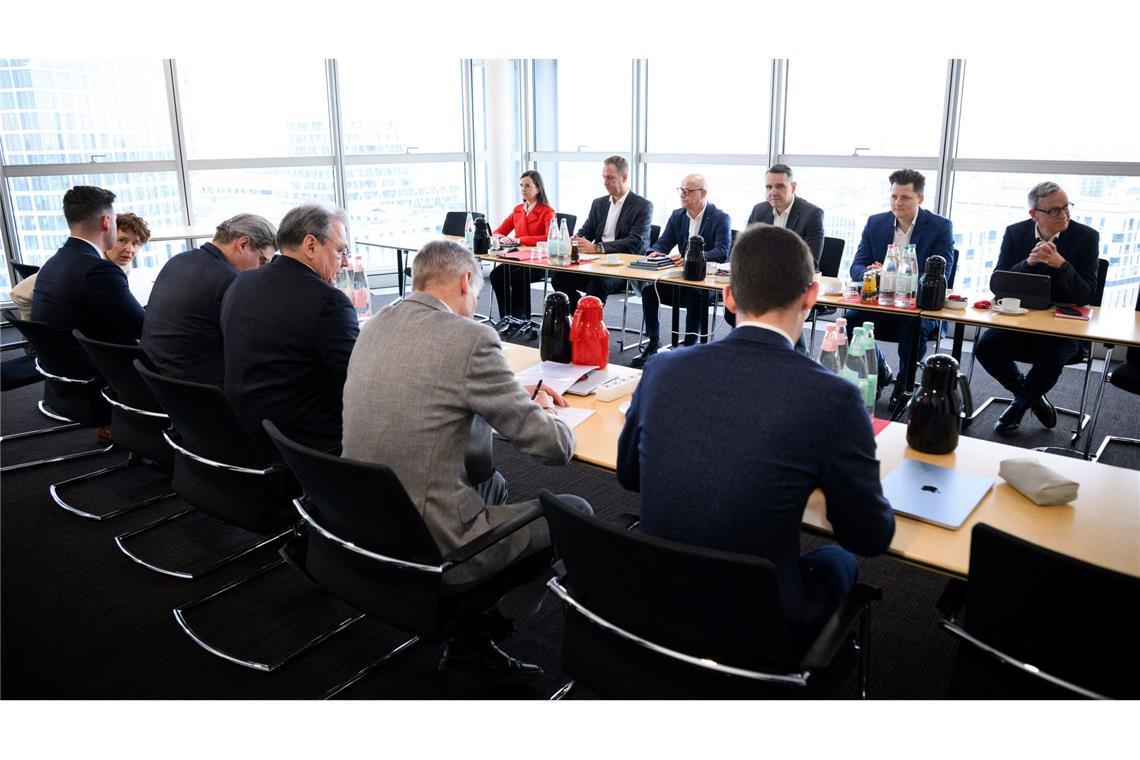 Die erste Tarifrunde zwischen Bahn und Lokführergewerkschaft GDL ist ohne Ergebnis geblieben.