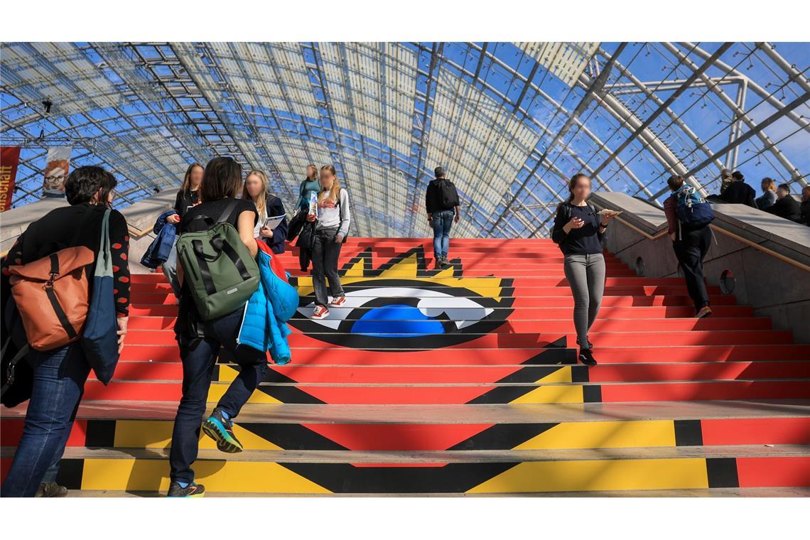Bilder des Tages Die ersten Besucher gehen durch die Glashalle auf die Leipziger Buchmesse.