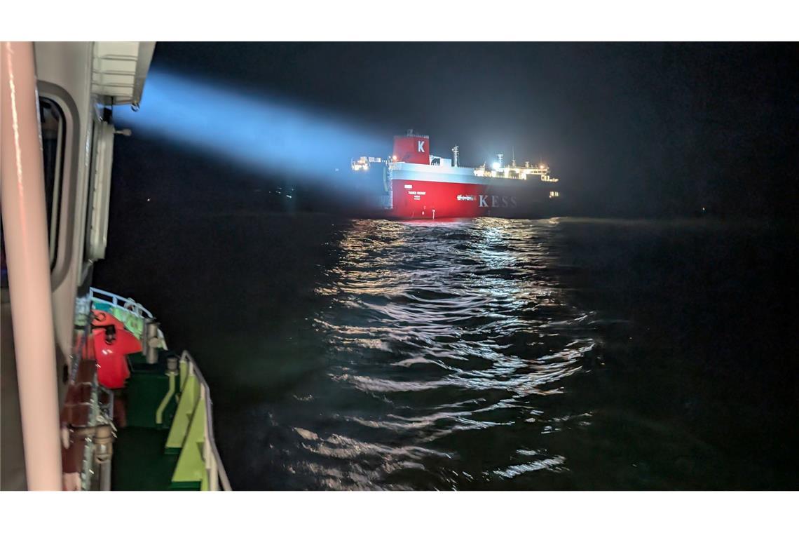 Die ersten Einsatzkräfte erreichten gegen Mitternacht den Frachter.