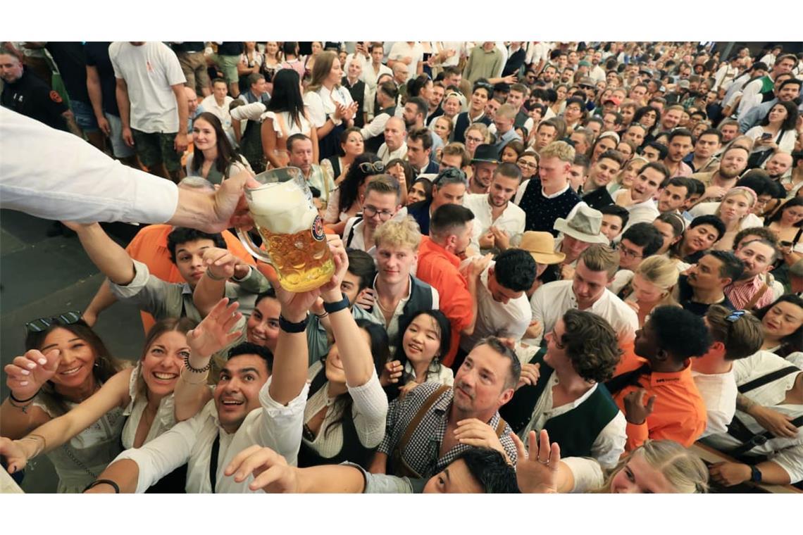Die ersten mit Fassbier gefüllten Maßkrüge sind besonders begehrt.