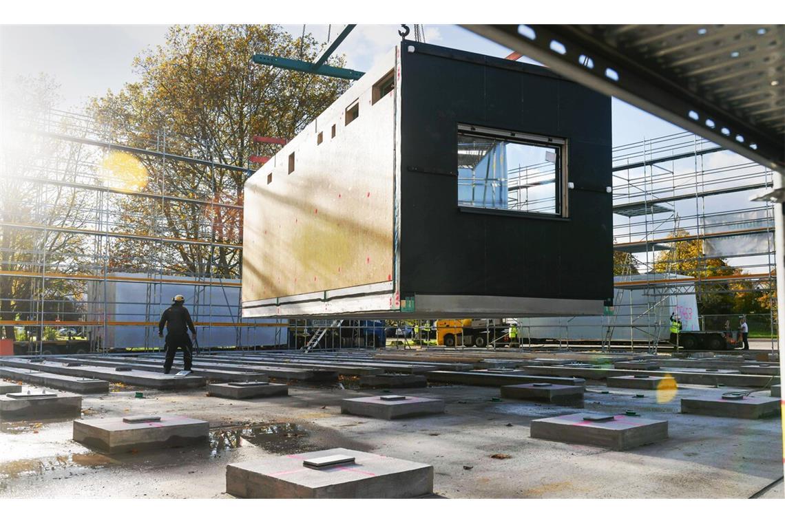 Die ersten vorgefertigten Module für das Holz-Schwimmbad kommen in Stuttgart-Zuffenhausen an.