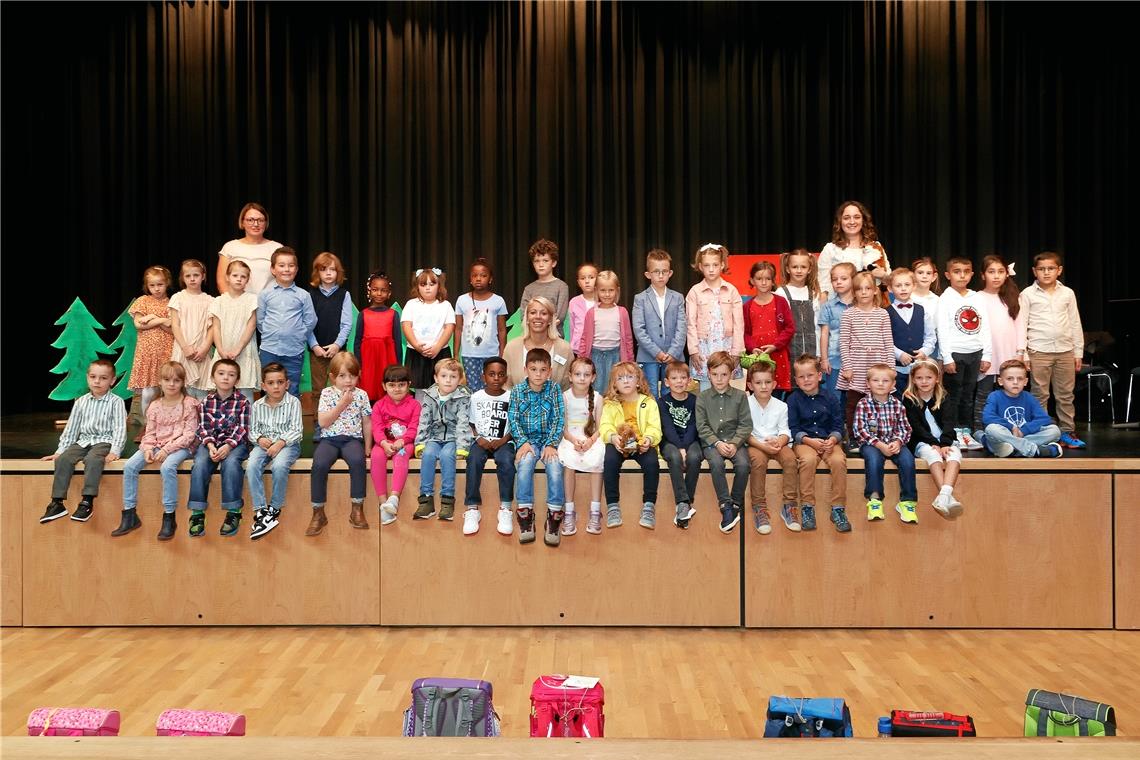 Premiere für die Erstklässler Die Erstklässler der Hörschbachschule mit ihren Lehrerinnen Gabriele Müller (1a, hinten links), Jutta Kamrad (Grundschulförderklasse, sitzend) und Stefanie Schroth (1b).