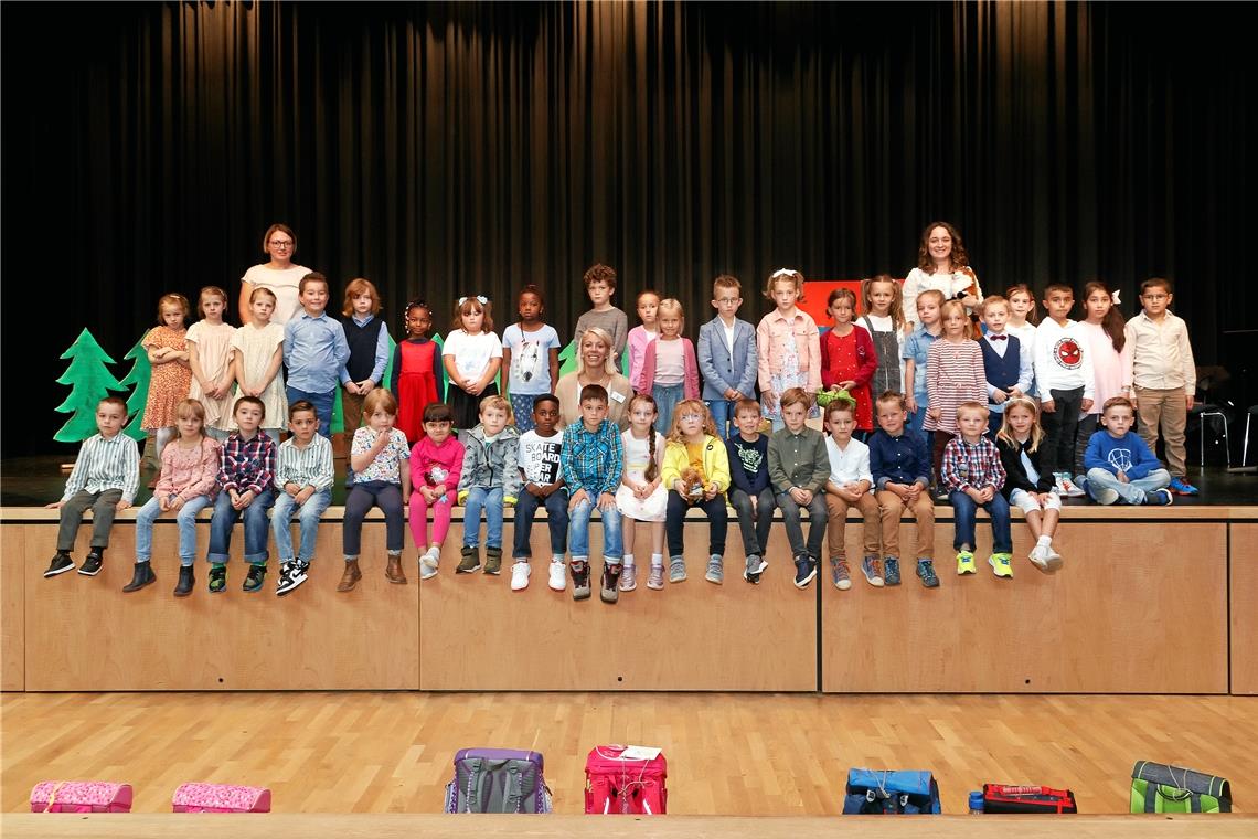 Die Erstklässler der Hörschbachschule mit ihren Lehrerinnen Gabriele Müller (1a, hinten links), Jutta Kamrad (Grundschulförderklasse, sitzend) und Stefanie Schroth (1b).