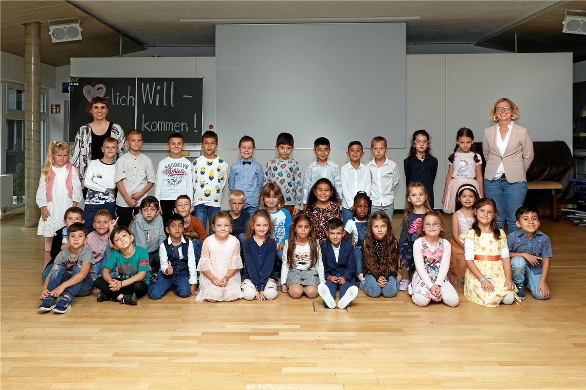 Die Erstklässler der Walterichschule mit ihren Lehrerinnen Nadine Müller (1b, hinten links) und Sarah Wilken (1a). Fotos: Jörg Fiedler